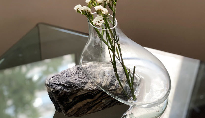 گلدان شیشه ای با سنگ 041911Wavy Black  